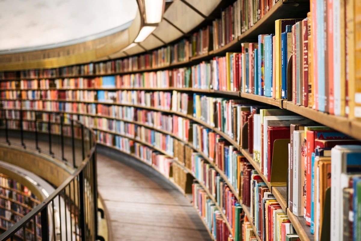 مكتبة أكاديمية عريقة بأرفف كتب: بيئة البحث العلمي